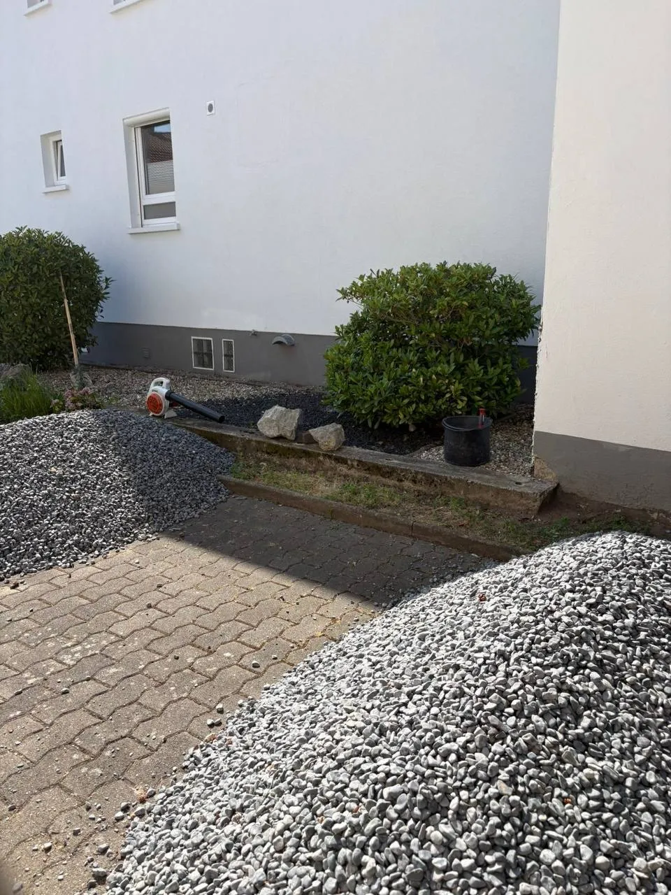 Kiesbeet mit Ziersteinen und Bepflanzung