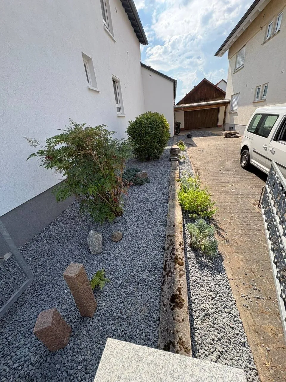 Fertiges Kiesbeet entlang der Einfahrt