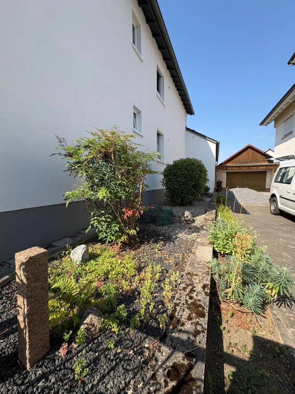 Vorher: Verwilderter Streifen zum gepflegten Kiesbeet