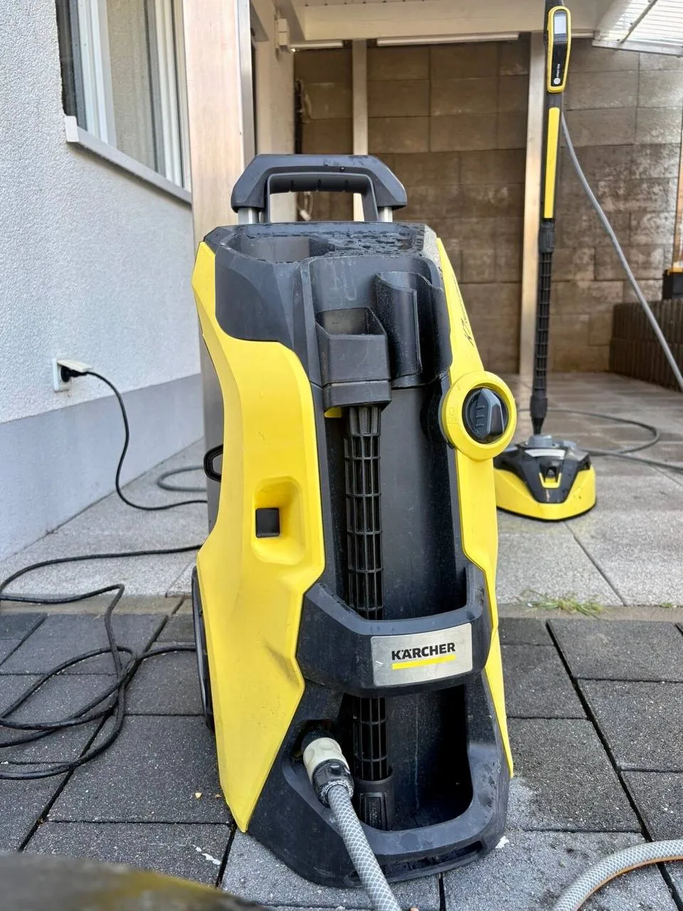 Hochdruckreiniger im Einsatz auf der Terrasse