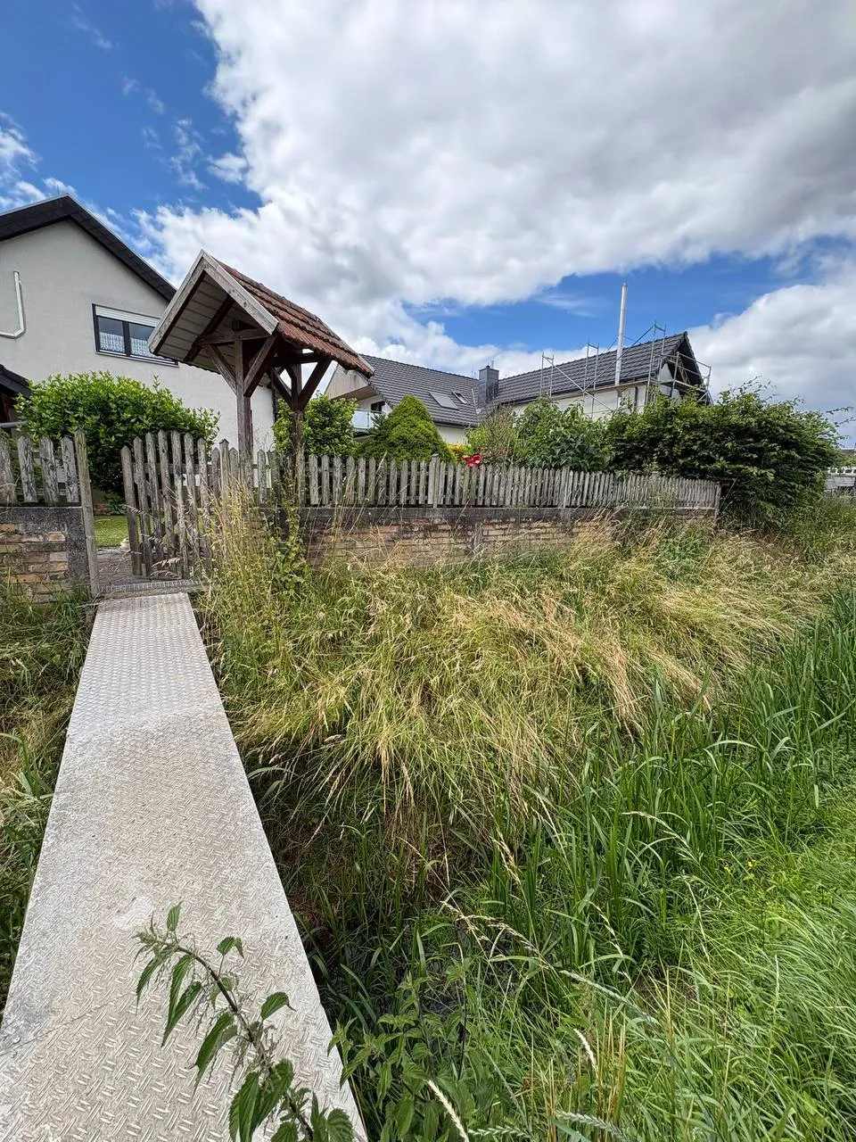 Vorher: Verwilderte Wiese frisch gemäht